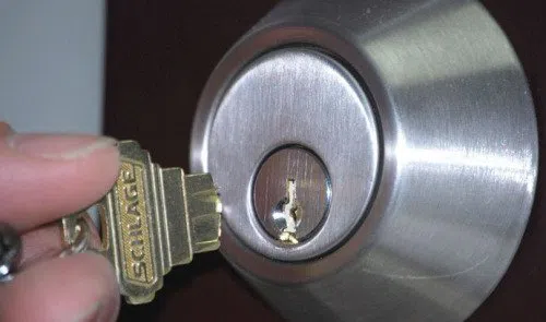 Royal Locksmith Store Chino Hills, CA 909-324-0030 - key-broke-in-lock
